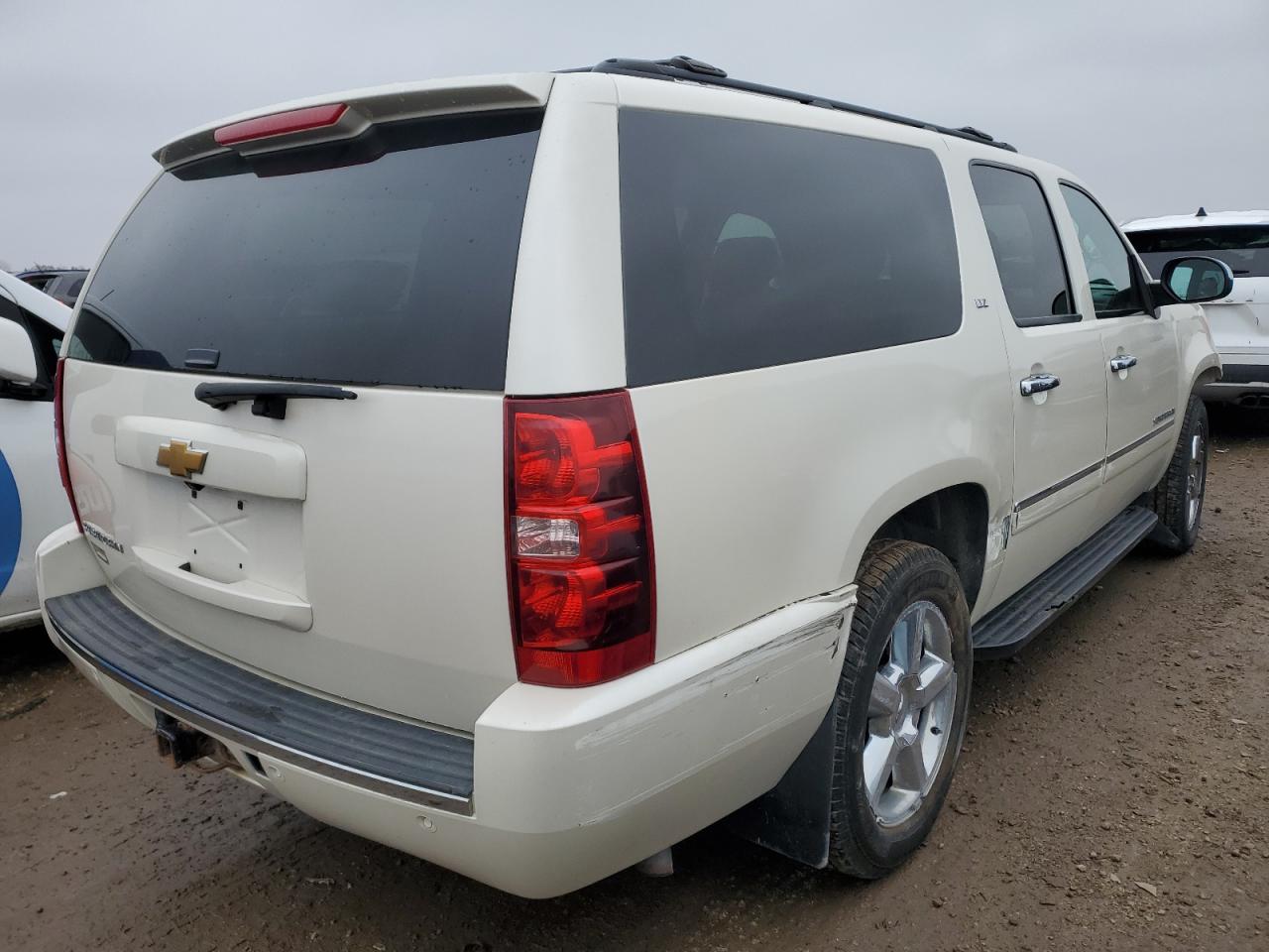 VIN 1GNSKKE74ER140227 2014 CHEVROLET SUBURBAN no.3