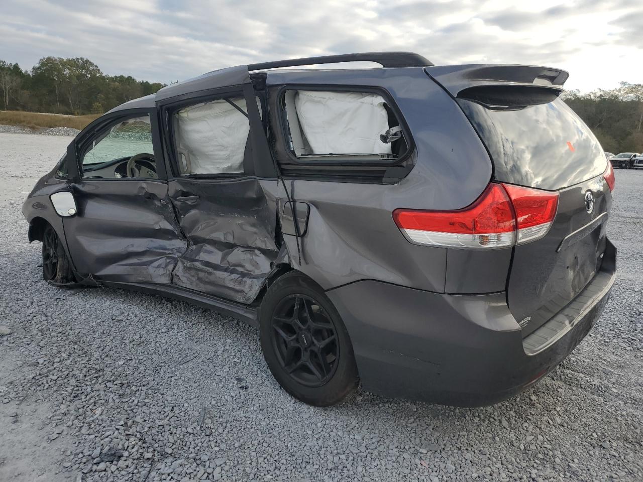 2013 Toyota Sienna - Image 2