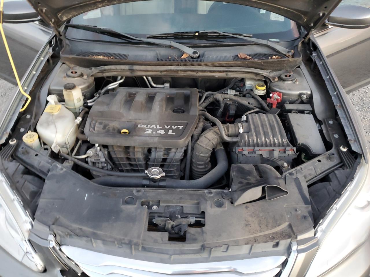 2013 Chrysler 200 - Image 12
