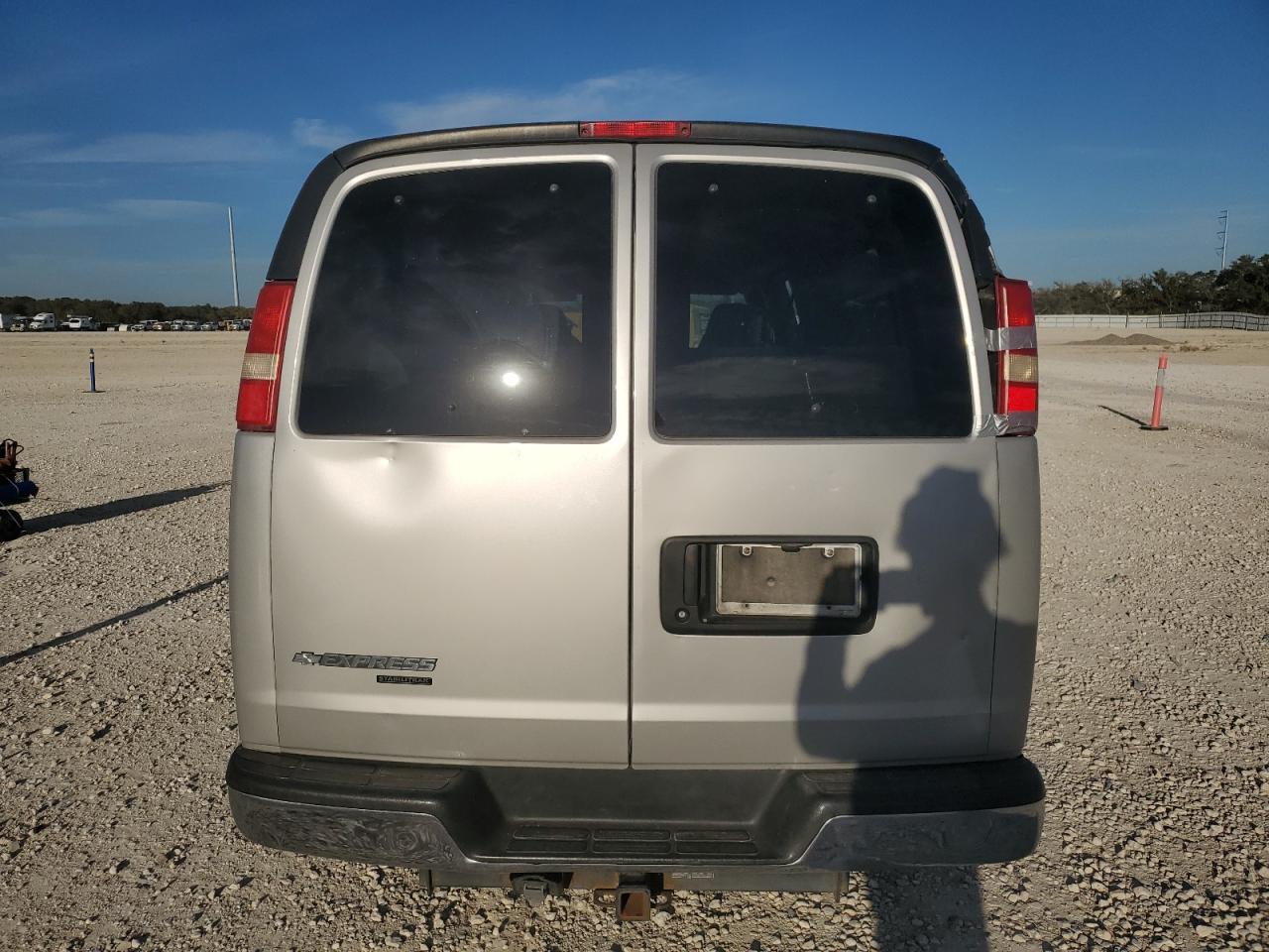 2009 Chevrolet Express - Image 6