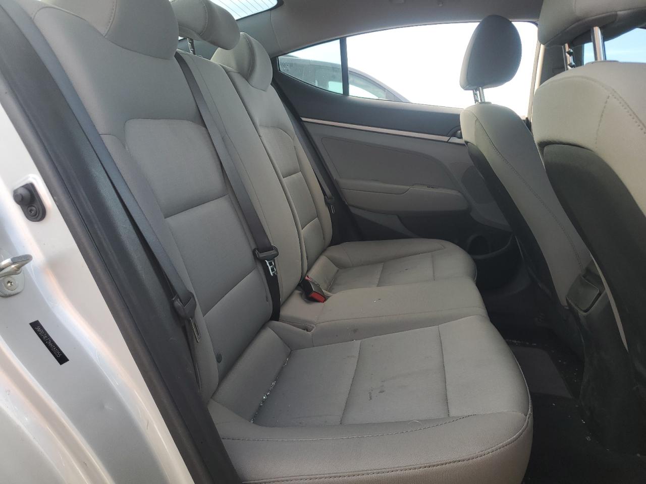 2017 Hyundai Elantra - Image 10
