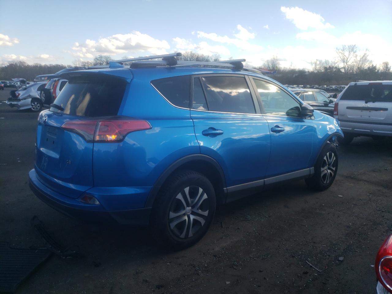 VIN JTMZFREV8HJ709120 2017 TOYOTA RAV4 no.3