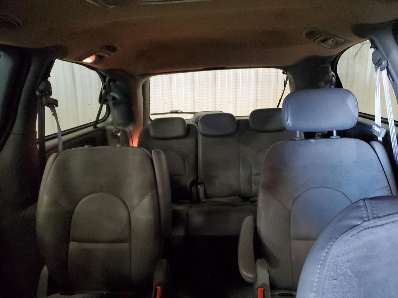 2005 Chrysler Town & Country - Image 10