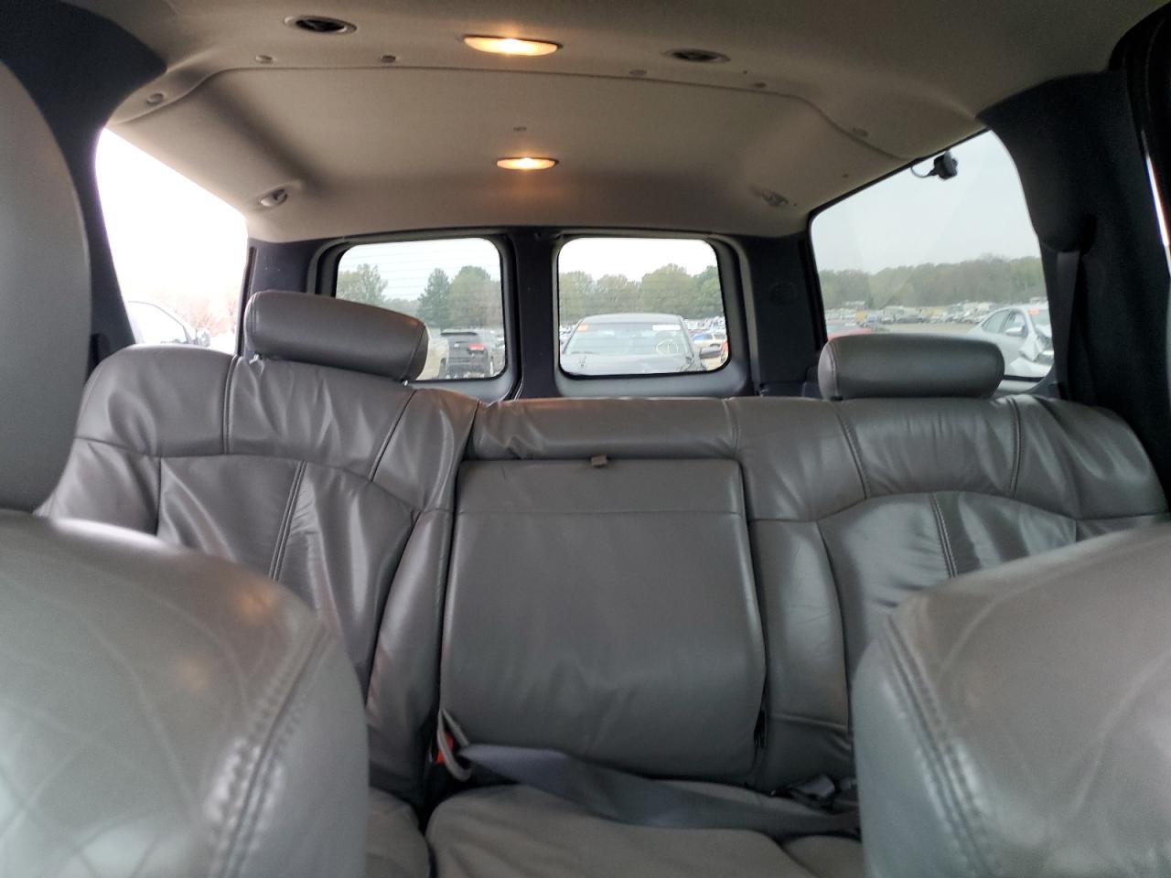 2001 Chevrolet Suburban - Image 10
