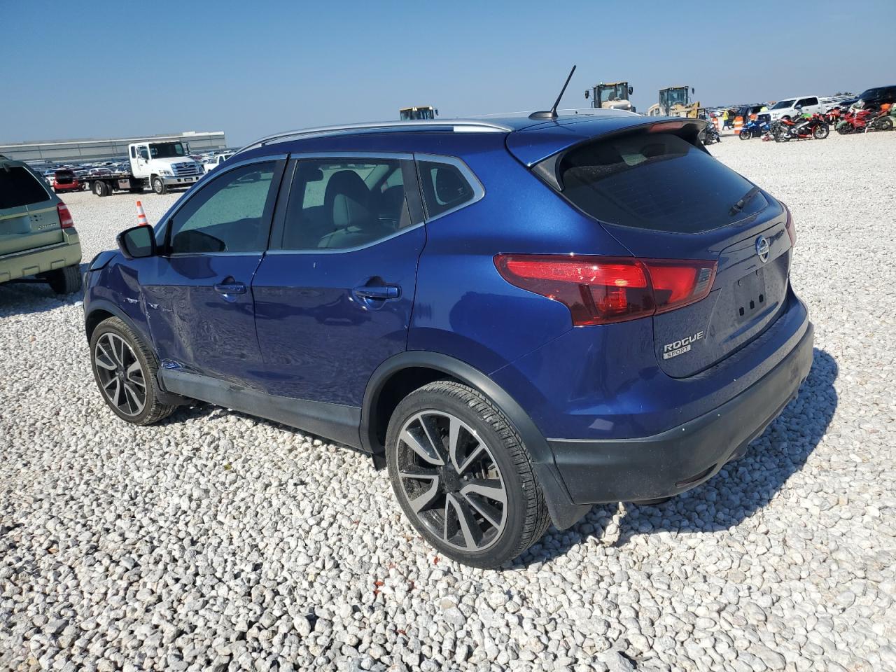 2017 Nissan Rogue - Image 2