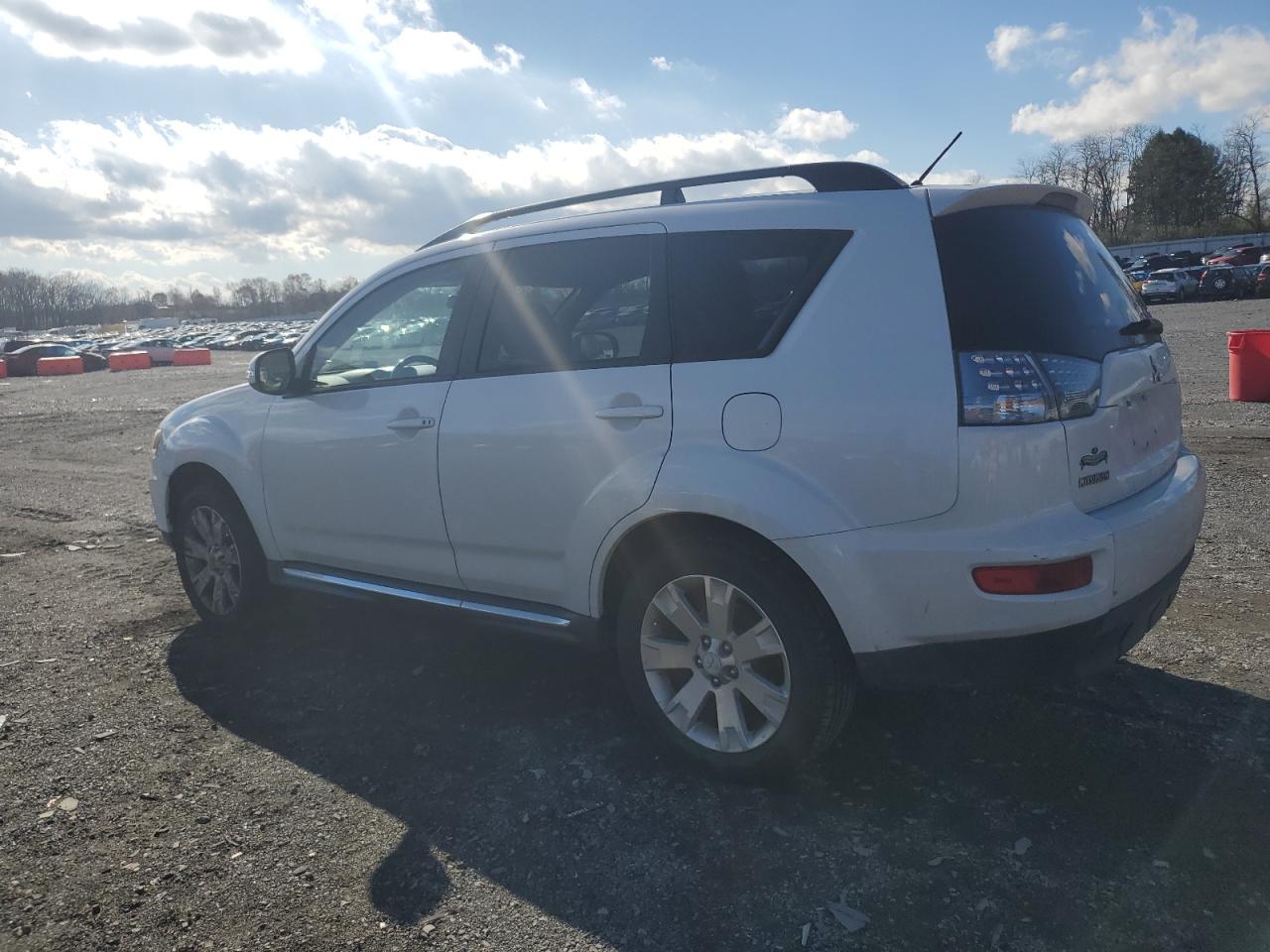 2011 Mitsubishi Outlander - Image 2