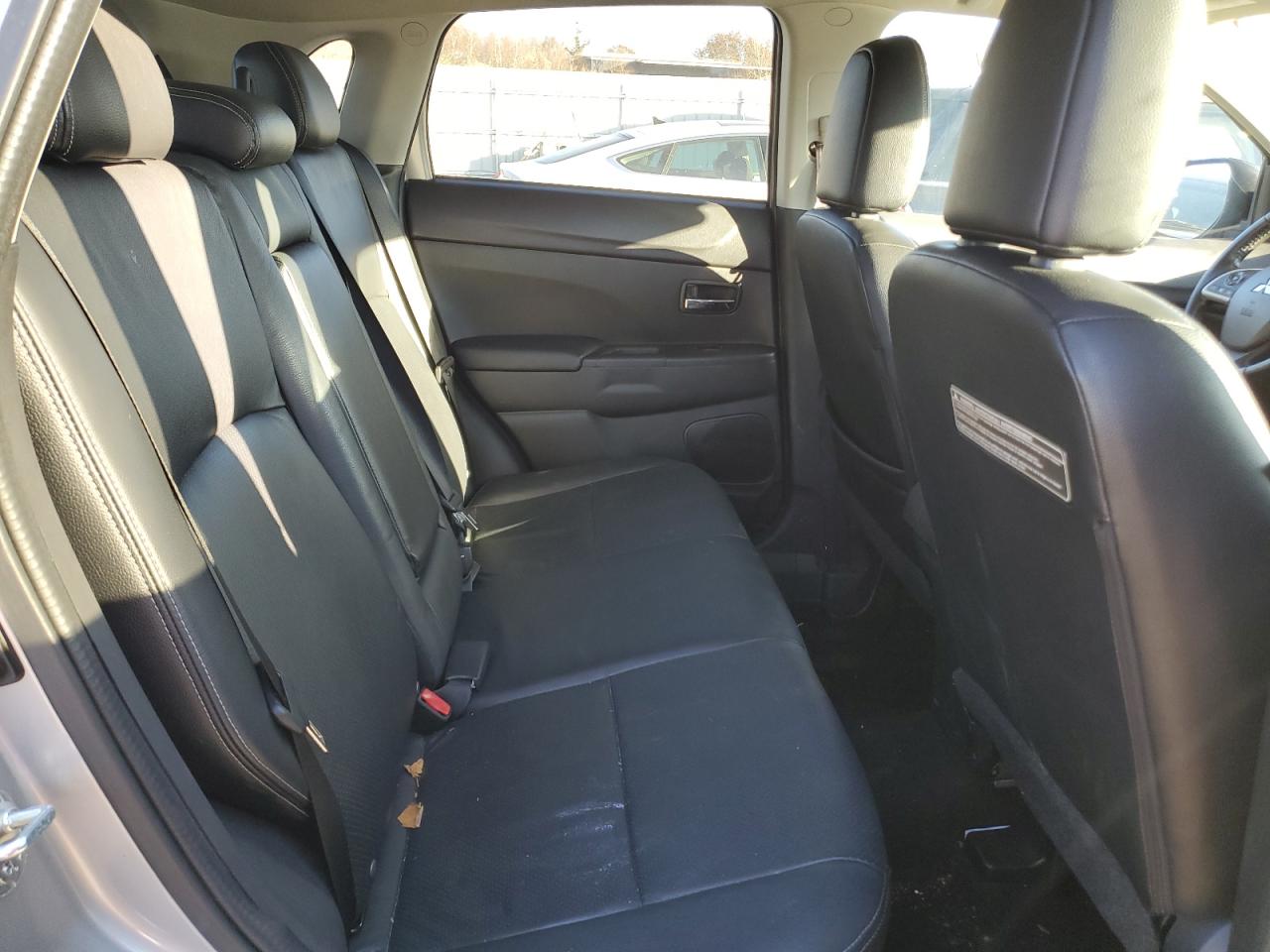 2015 Mitsubishi Outlander - Image 11