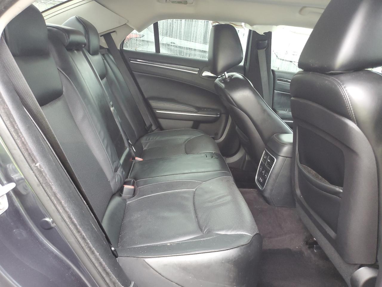 2016 Chrysler 300 - Image 10
