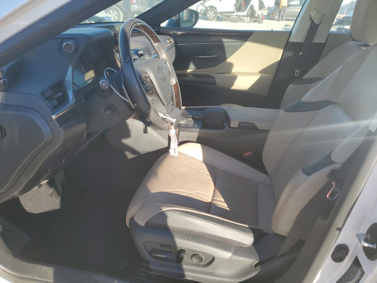 2019 Lexus ES - Image 7