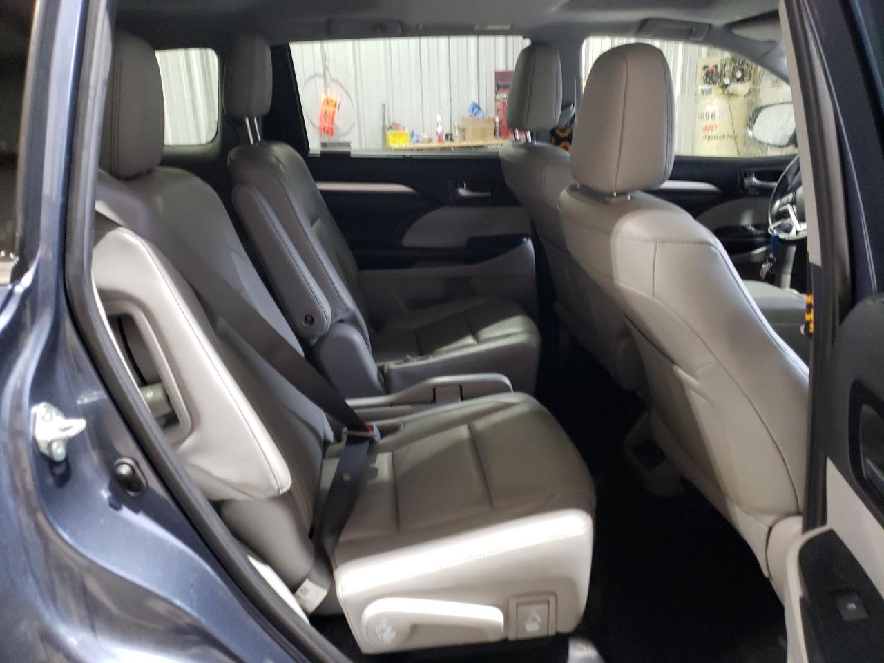 2019 Toyota Highlander - Image 12