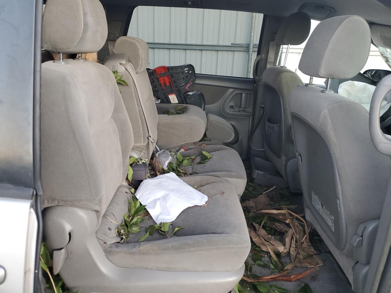 2005 Toyota Sienna - Image 11