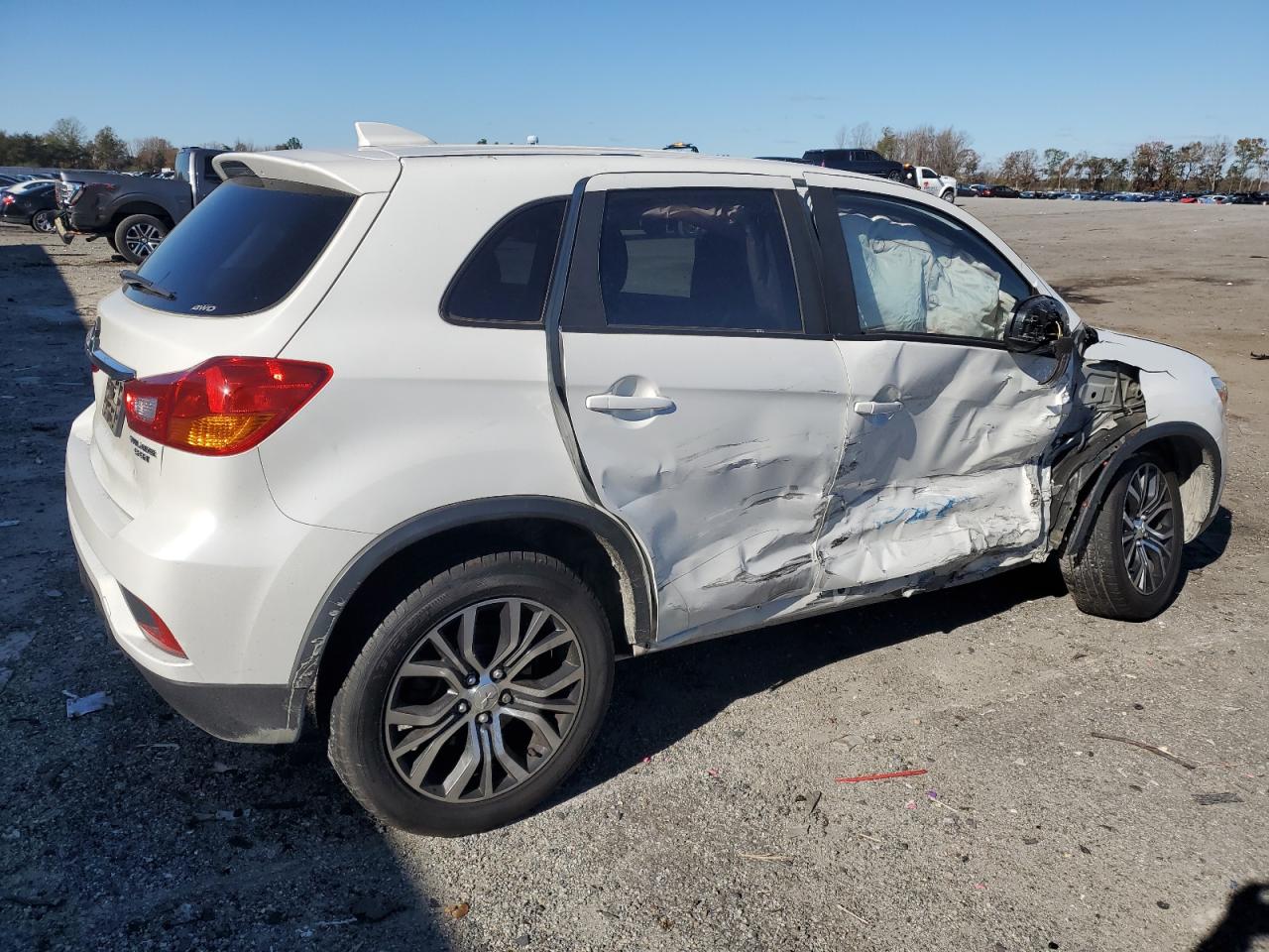 2019 Mitsubishi Outlander - Image 3