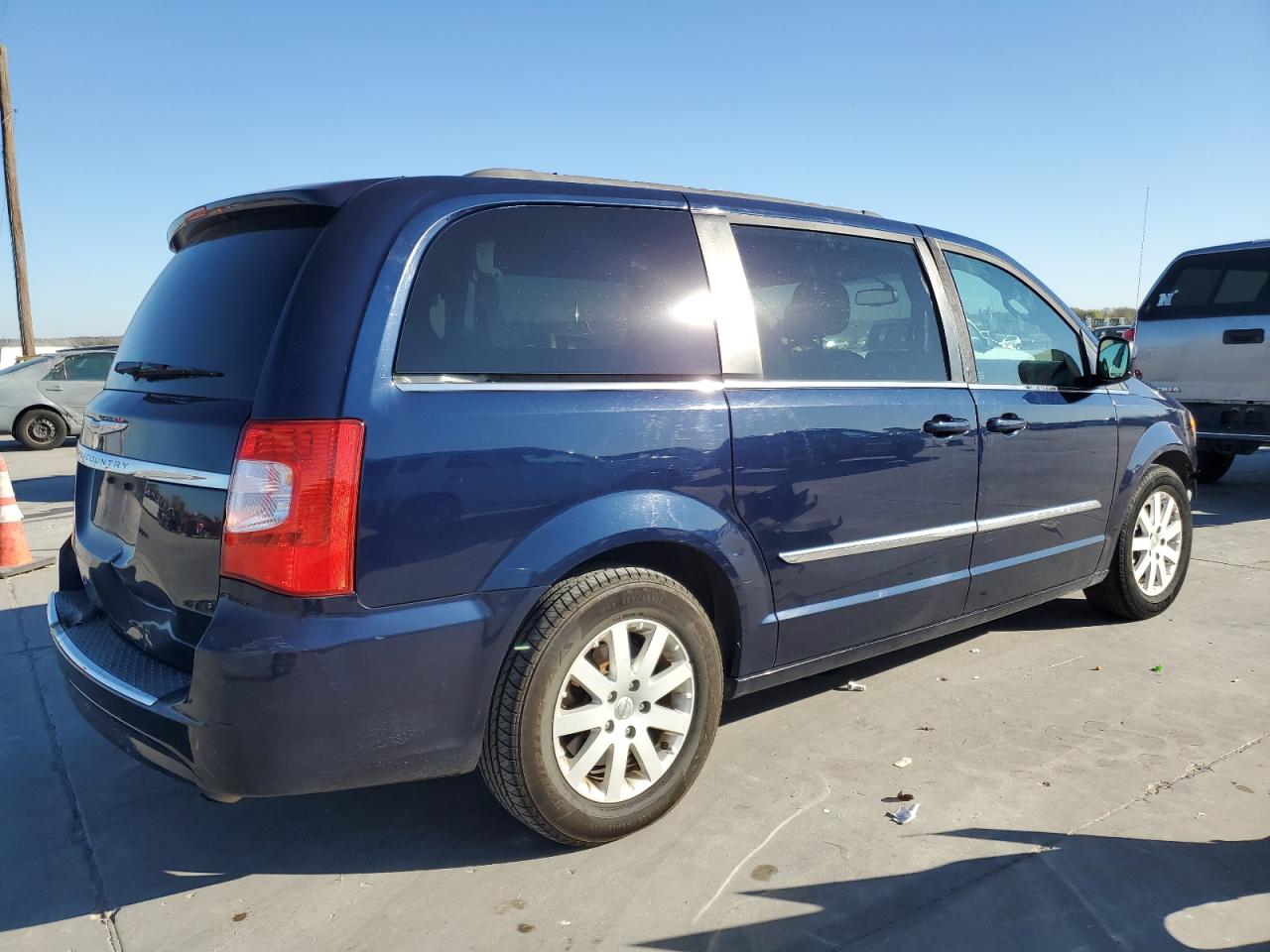 2015 Chrysler Town & Country - Image 3