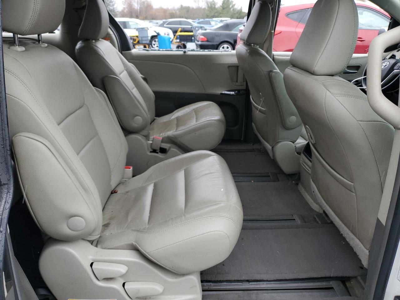2015 Toyota Sienna - Image 10