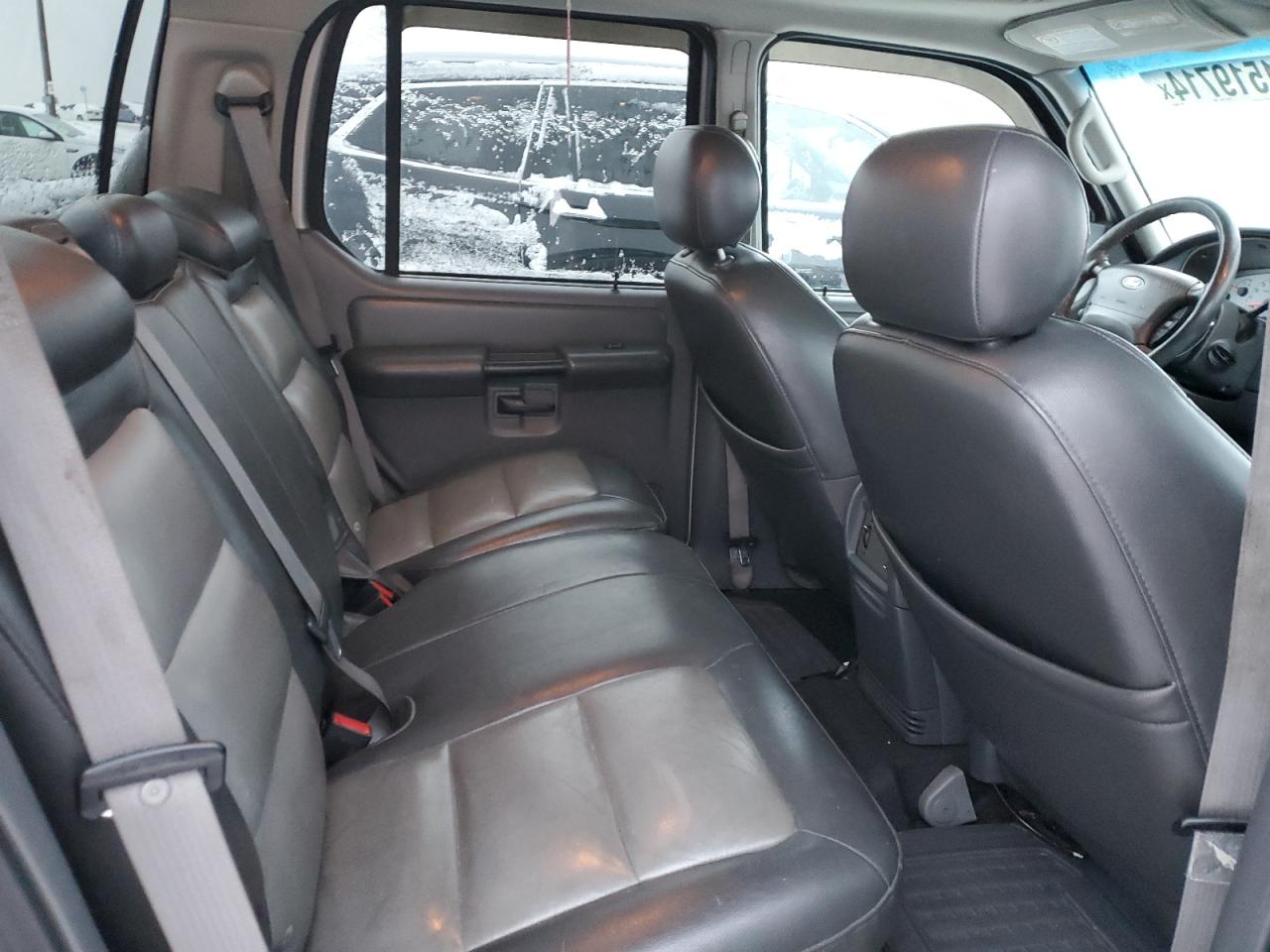 2004 Ford Explorer - Image 10