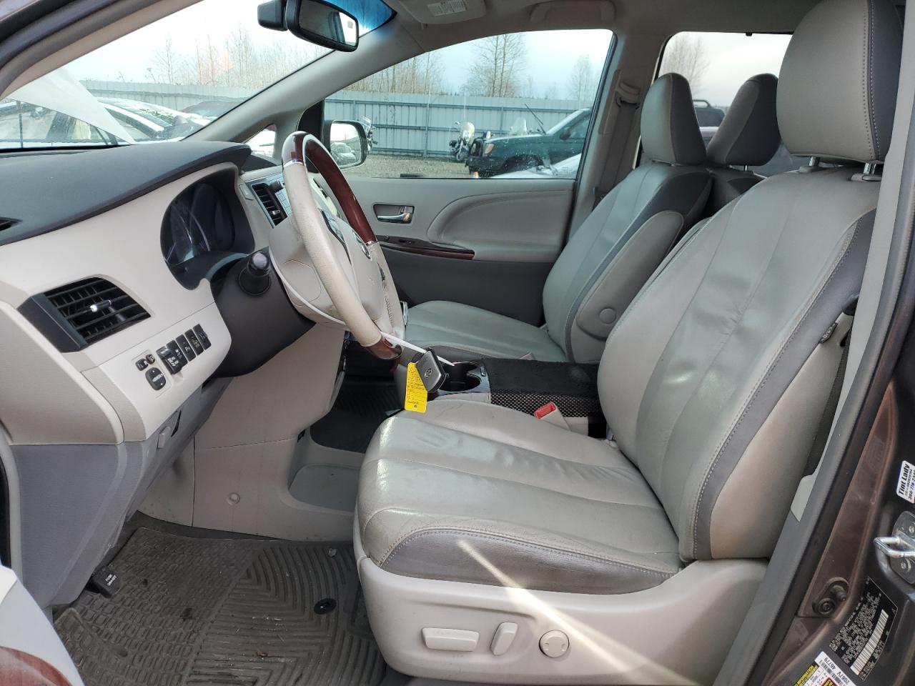 2014 Toyota Sienna - Image 7