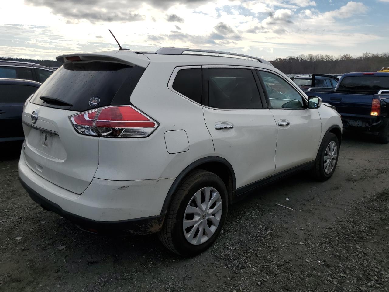 2016 Nissan Rogue - Image 3
