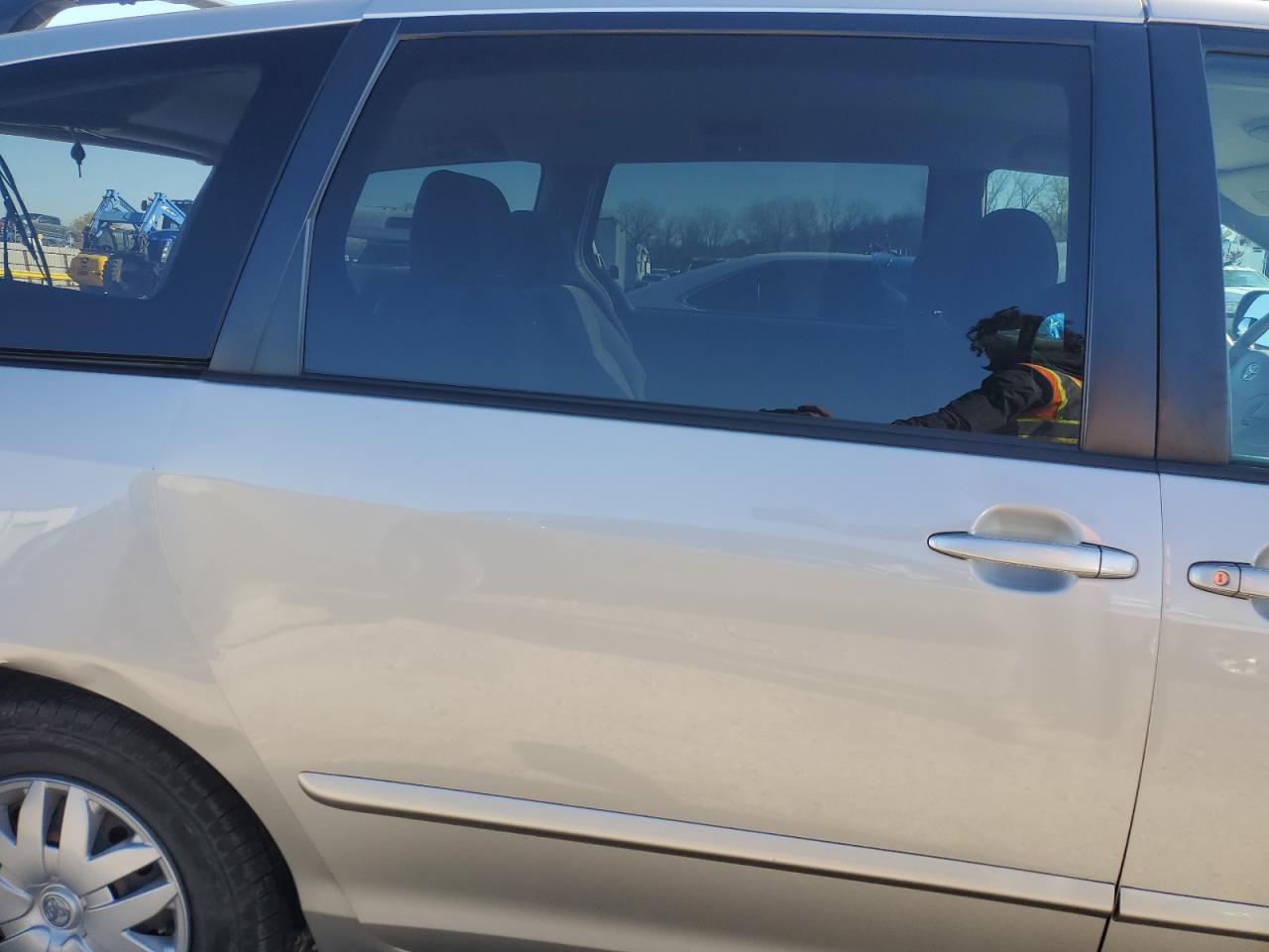 2006 Toyota Sienna - Image 11