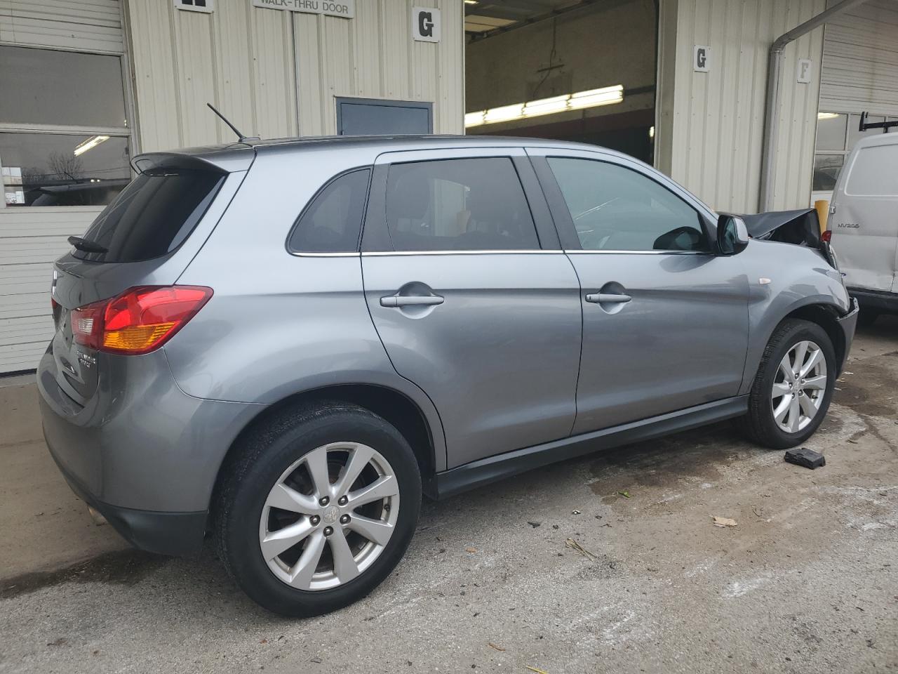 2015 Mitsubishi Outlander - Image 3