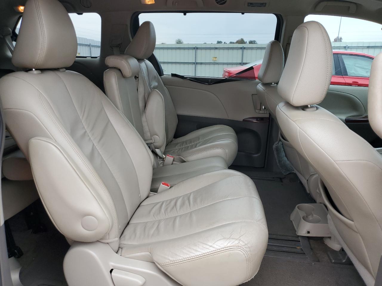 2012 Toyota Sienna - Image 11
