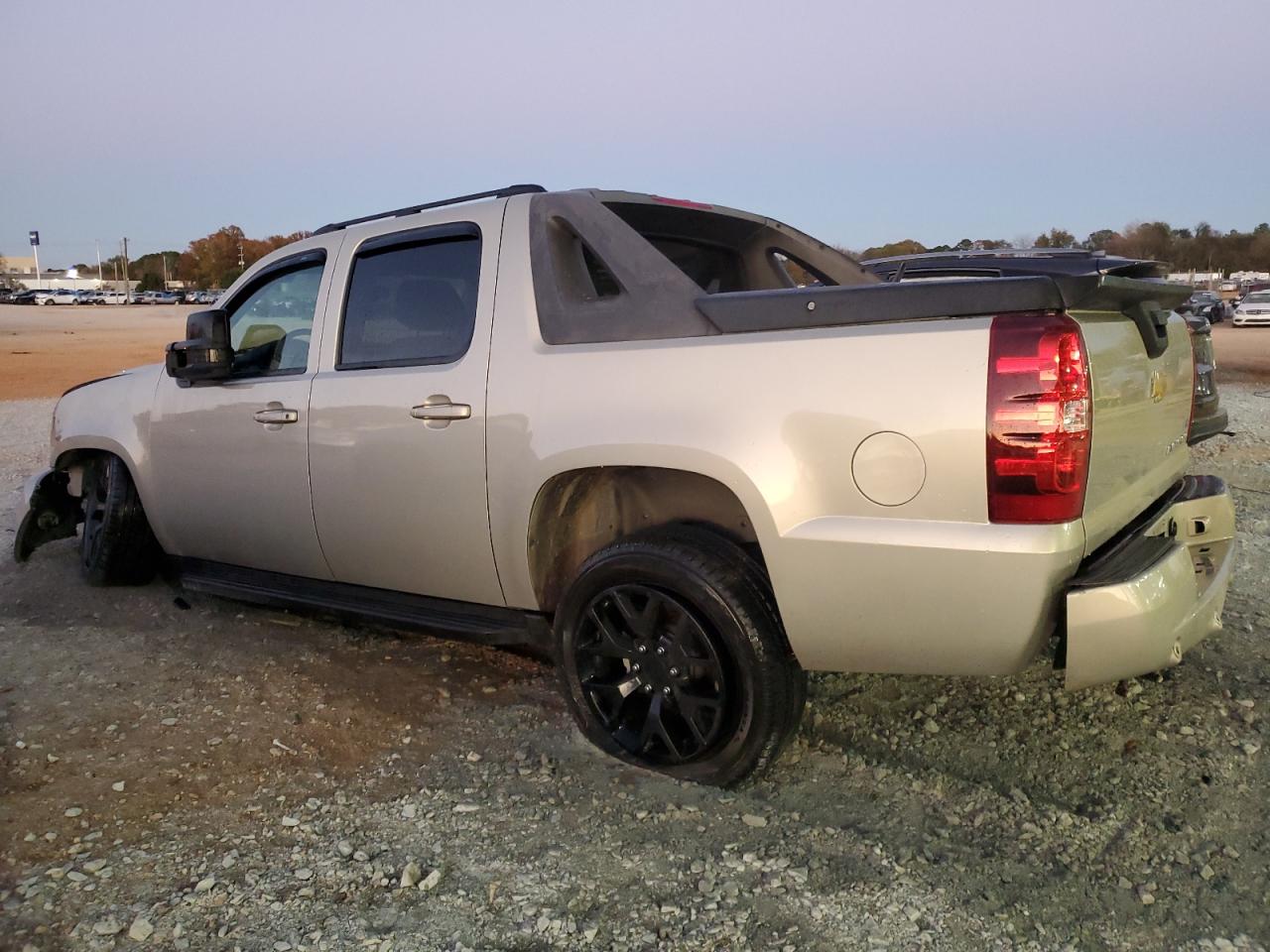 2007 Chevrolet Avalanche - Image 2