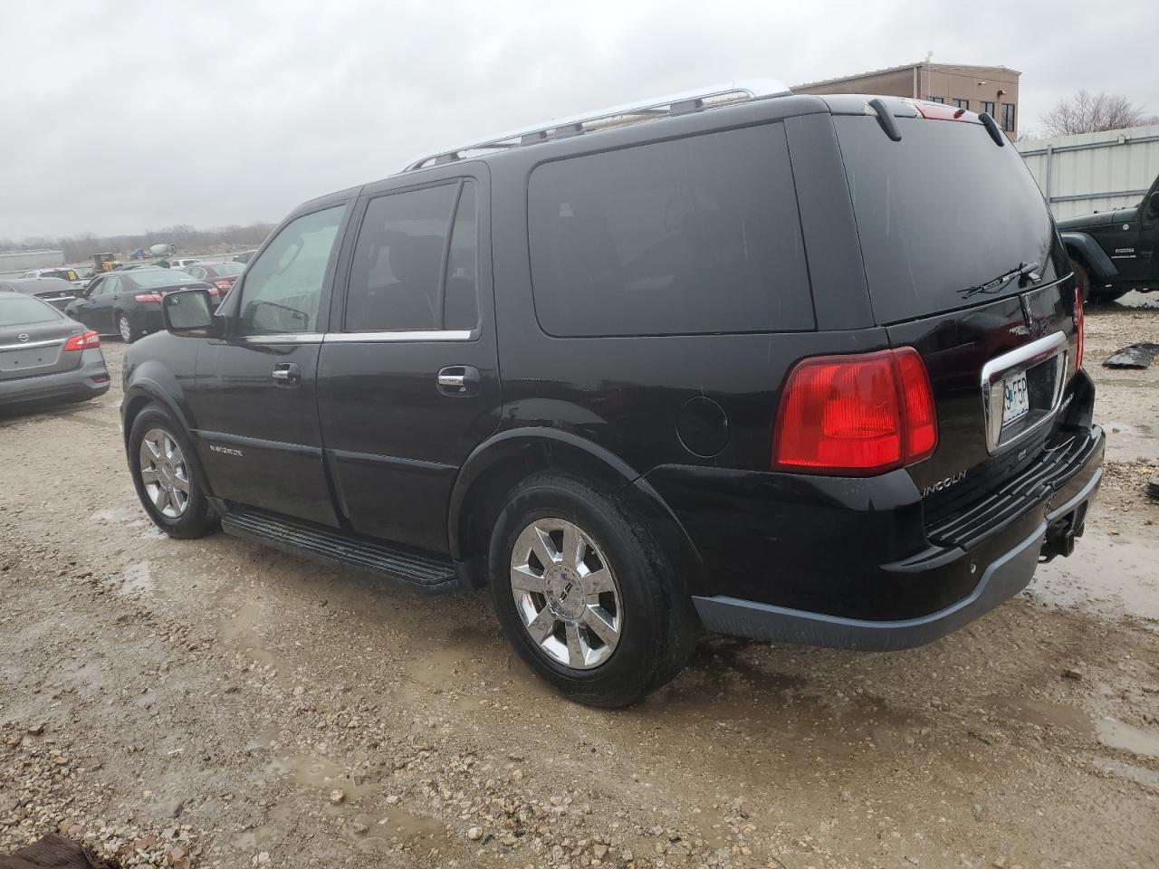 2005 Lincoln Navigator - Image 2