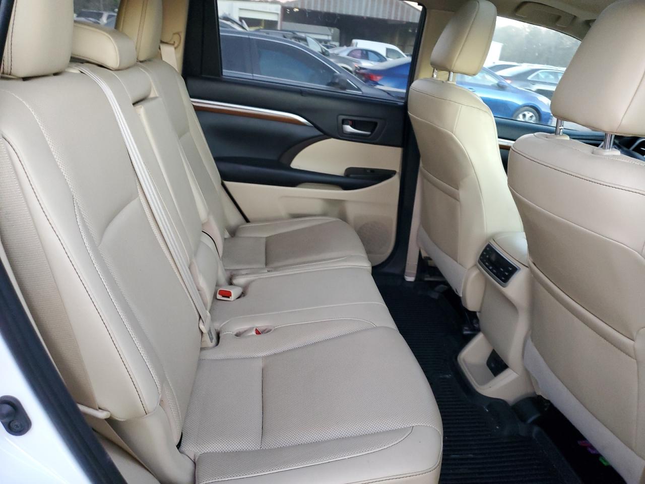 2019 Toyota Highlander - Image 11