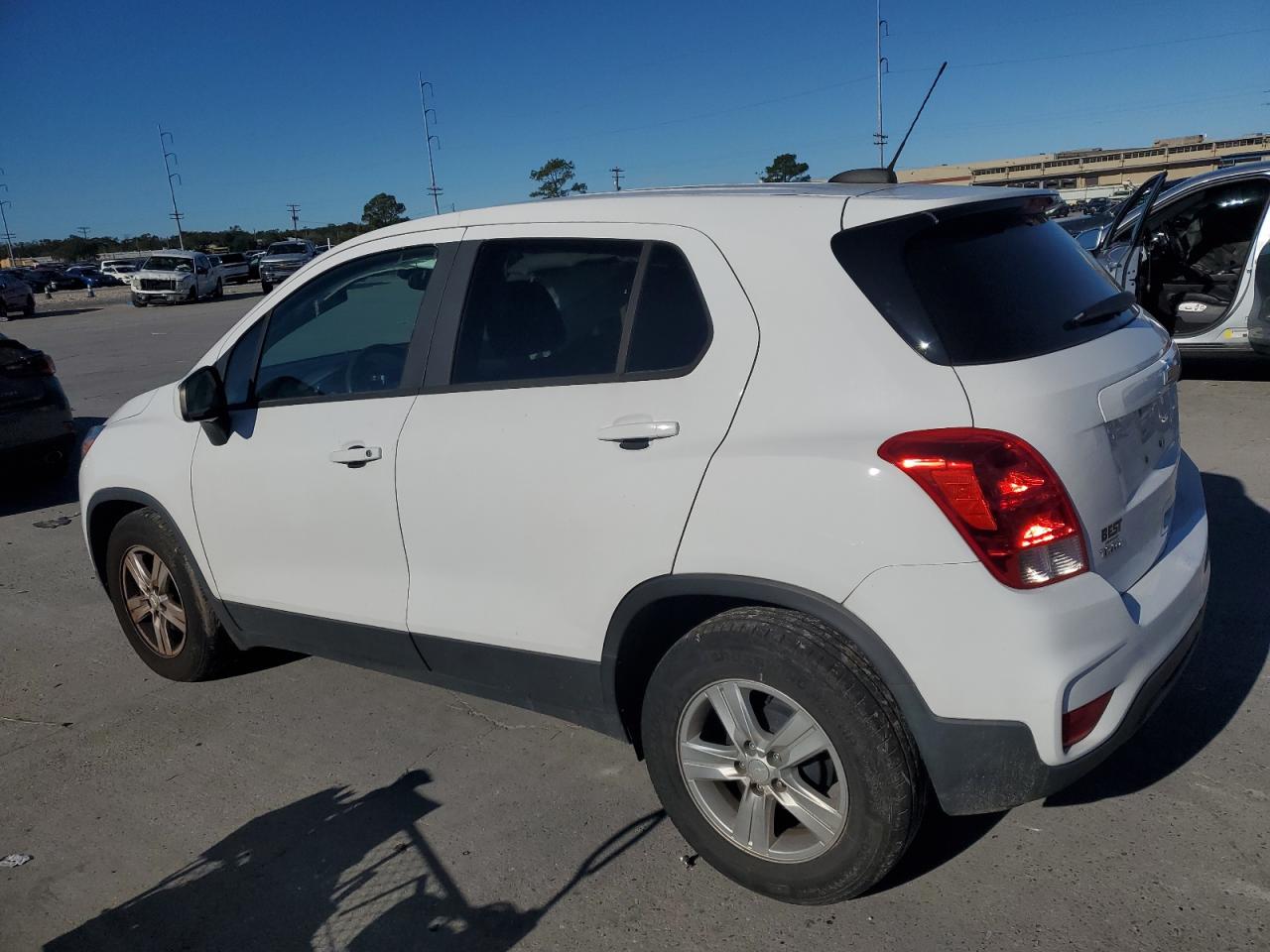 VIN 3GNCJKSB9LL219073 2020 CHEVROLET TRAX no.2