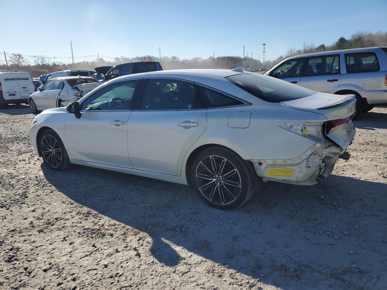 2019 Toyota Avalon - Image 2