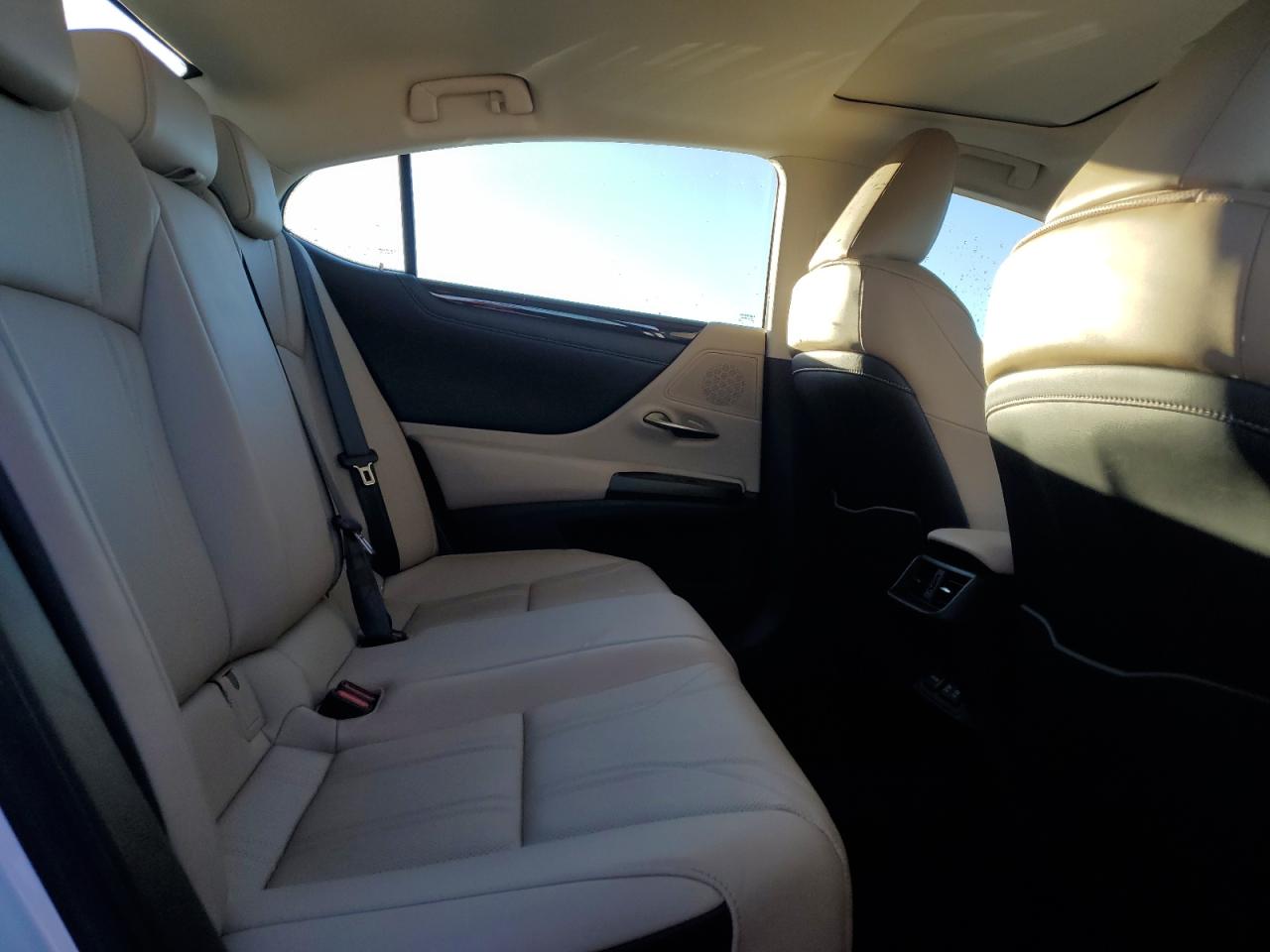 2019 Lexus ES - Image 10