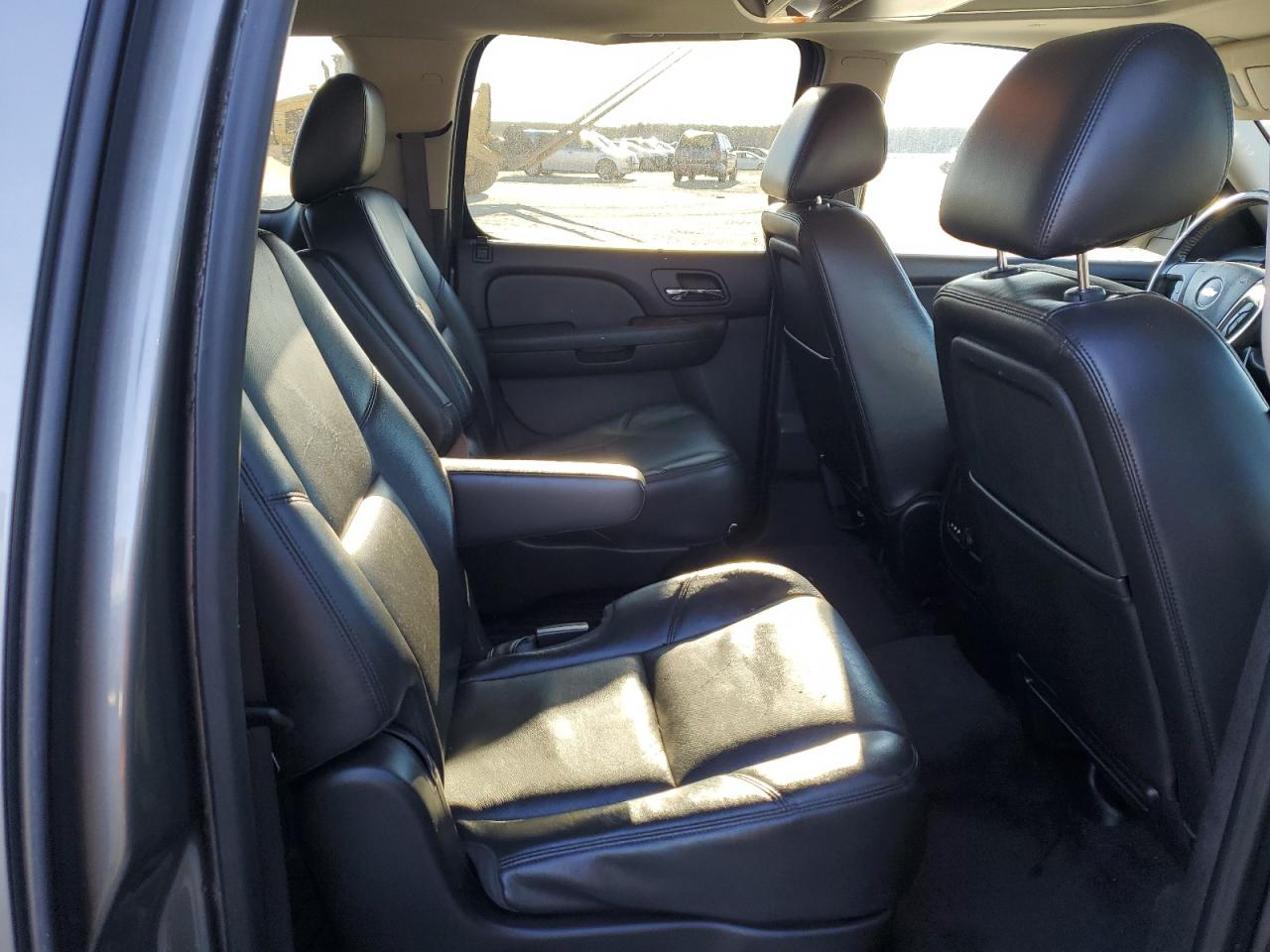 2012 Chevrolet Suburban - Image 11