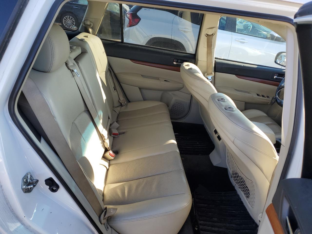 2013 Subaru Outback - Image 10