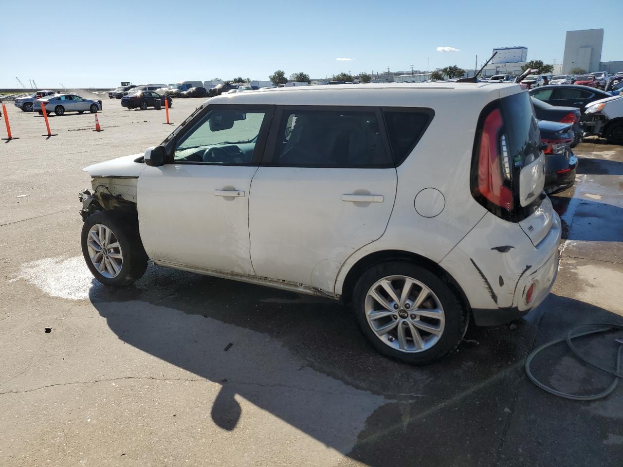 VIN KNDJP3A5XJ7605129 2018 KIA SOUL no.2