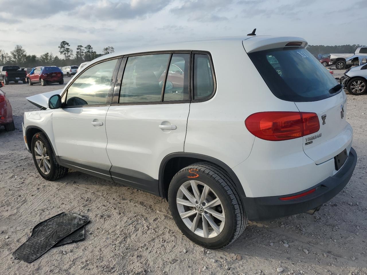 2017 Volkswagen Tiguan - Image 2