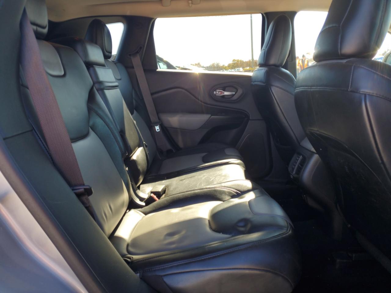 2014 Jeep Grand Cherokee - Image 11