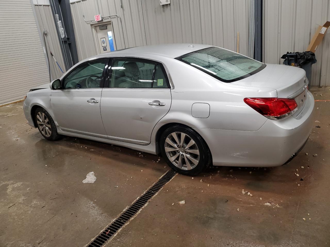 2011 Toyota Avalon - Image 2