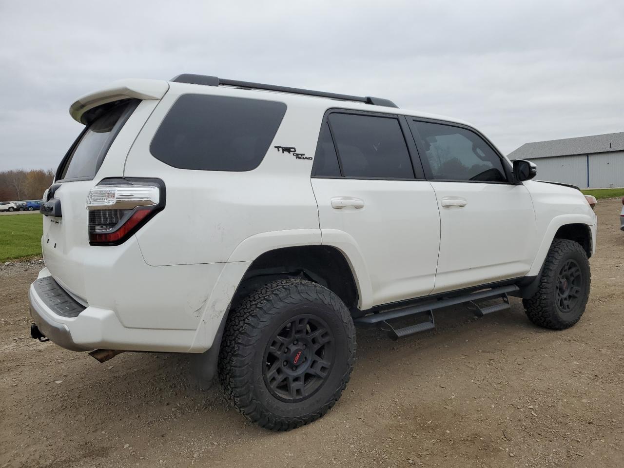 VIN JTEBU5JR7K5730240 2019 TOYOTA 4RUNNER no.3