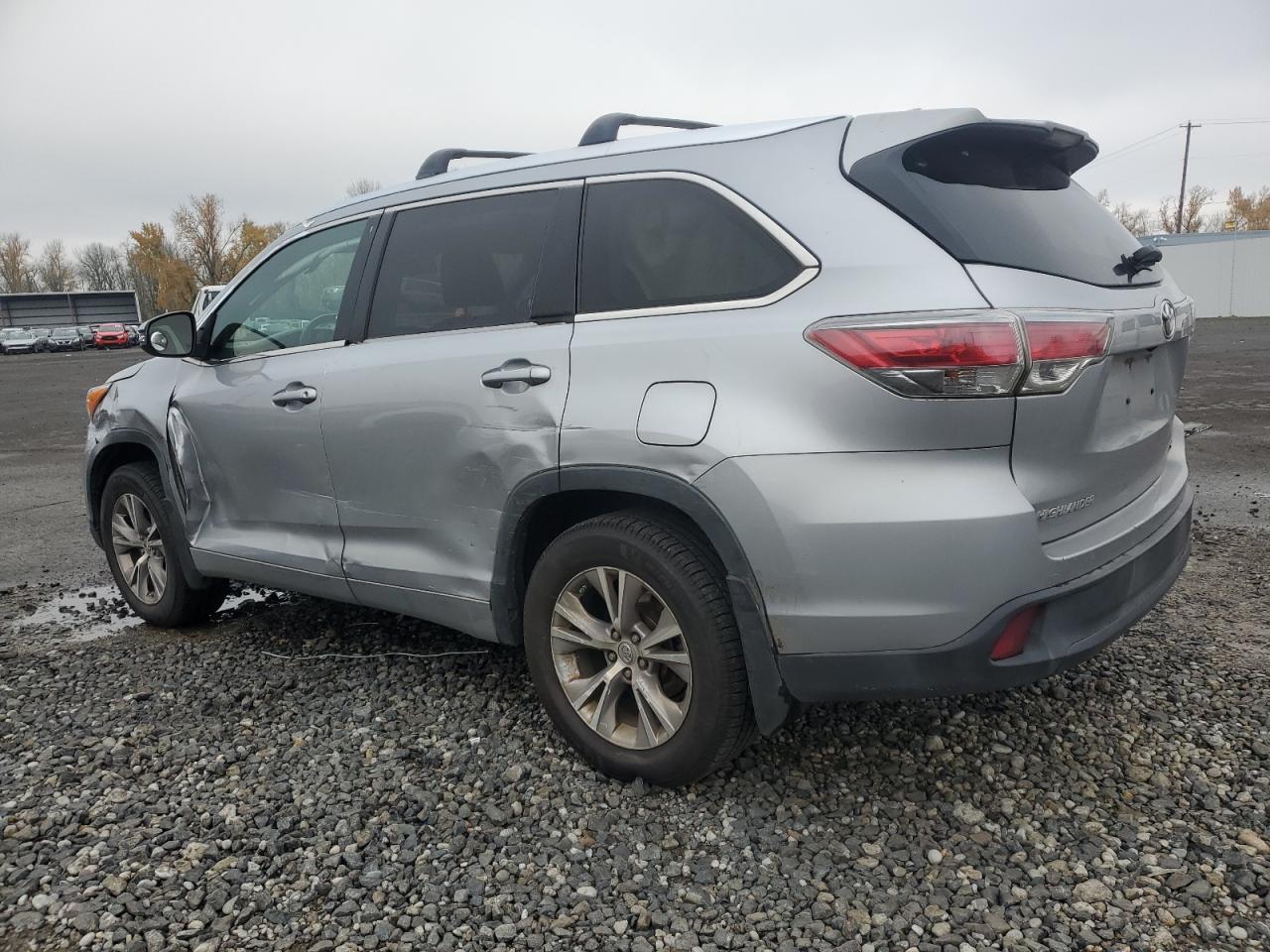 2015 Toyota Highlander - Image 2