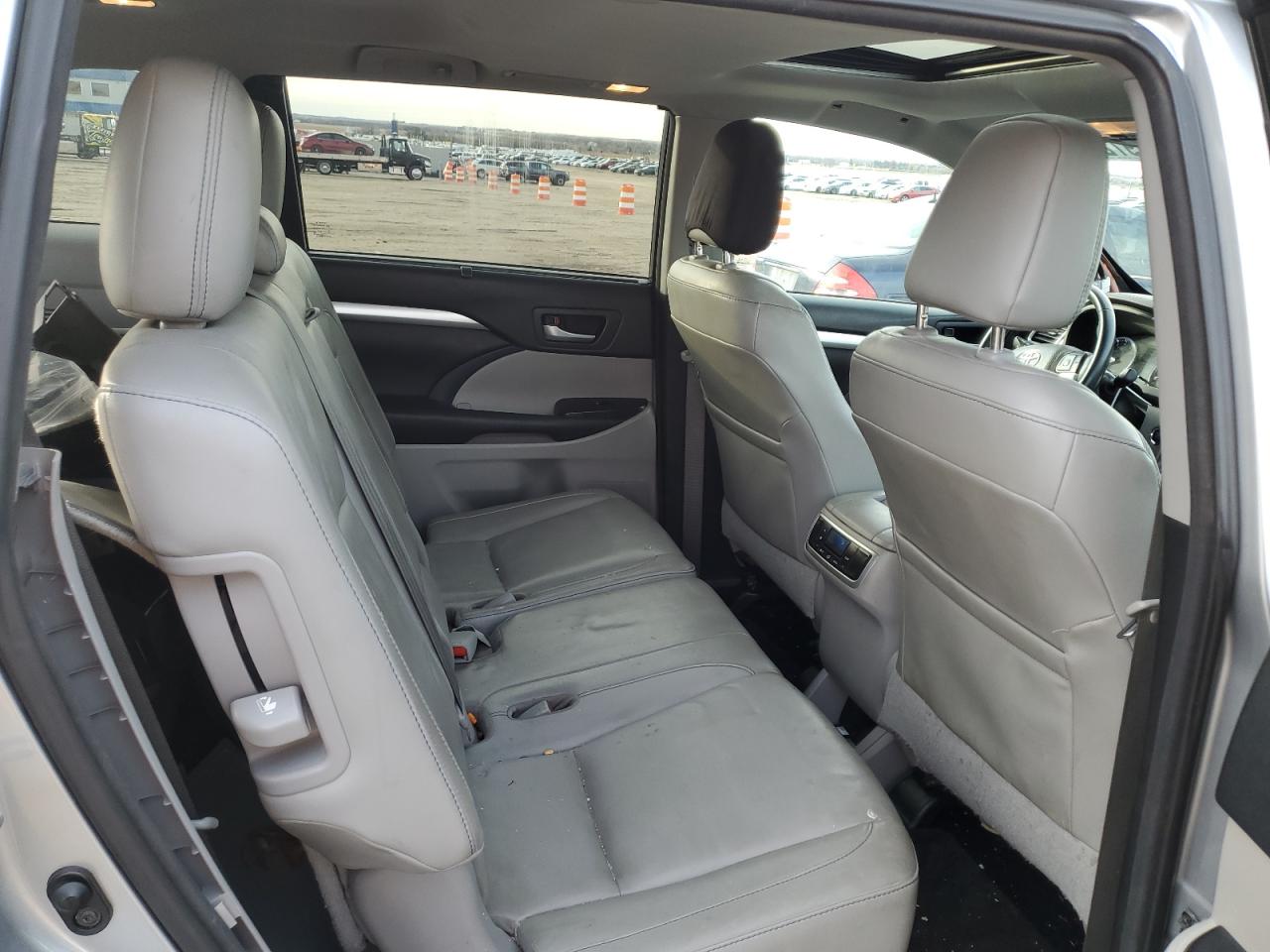 2016 Toyota Highlander - Image 11
