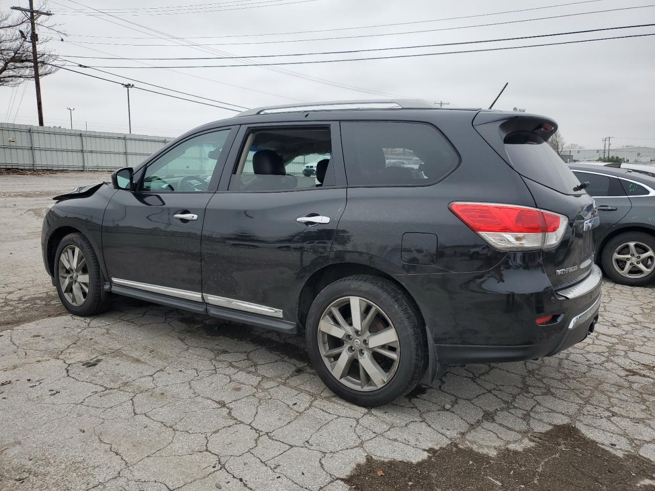 2016 Nissan Pathfinder - Image 2