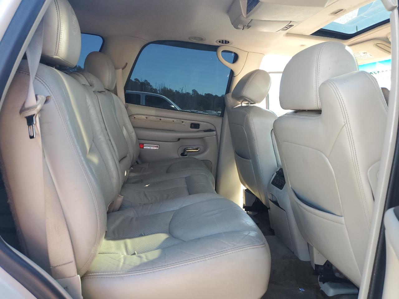2004 Cadillac Escalade - Image 11