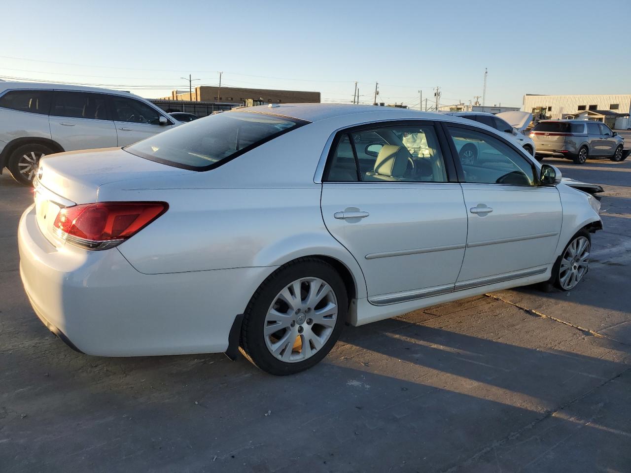 2012 Toyota Avalon - Image 3