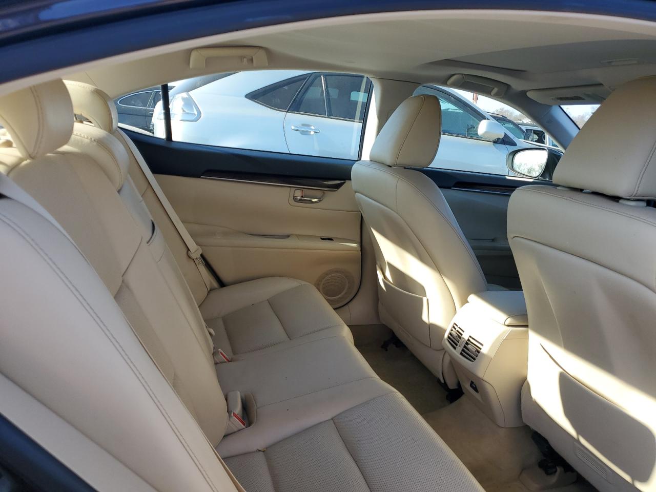2015 Lexus ES - Image 10