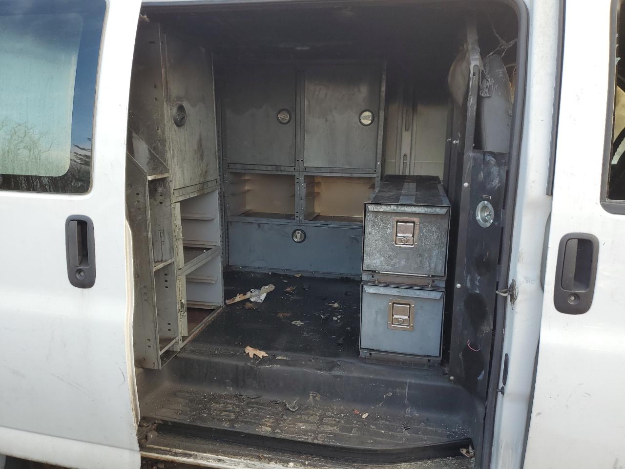2007 Chevrolet Express - Image 11