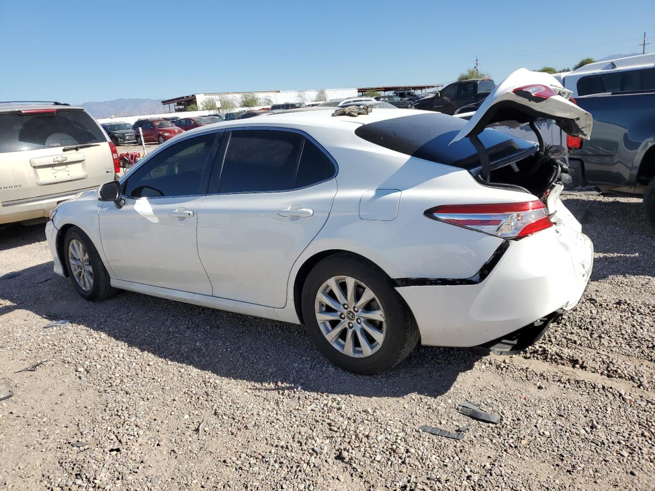 VIN JTNB11HK6J3022758 2018 TOYOTA CAMRY no.2