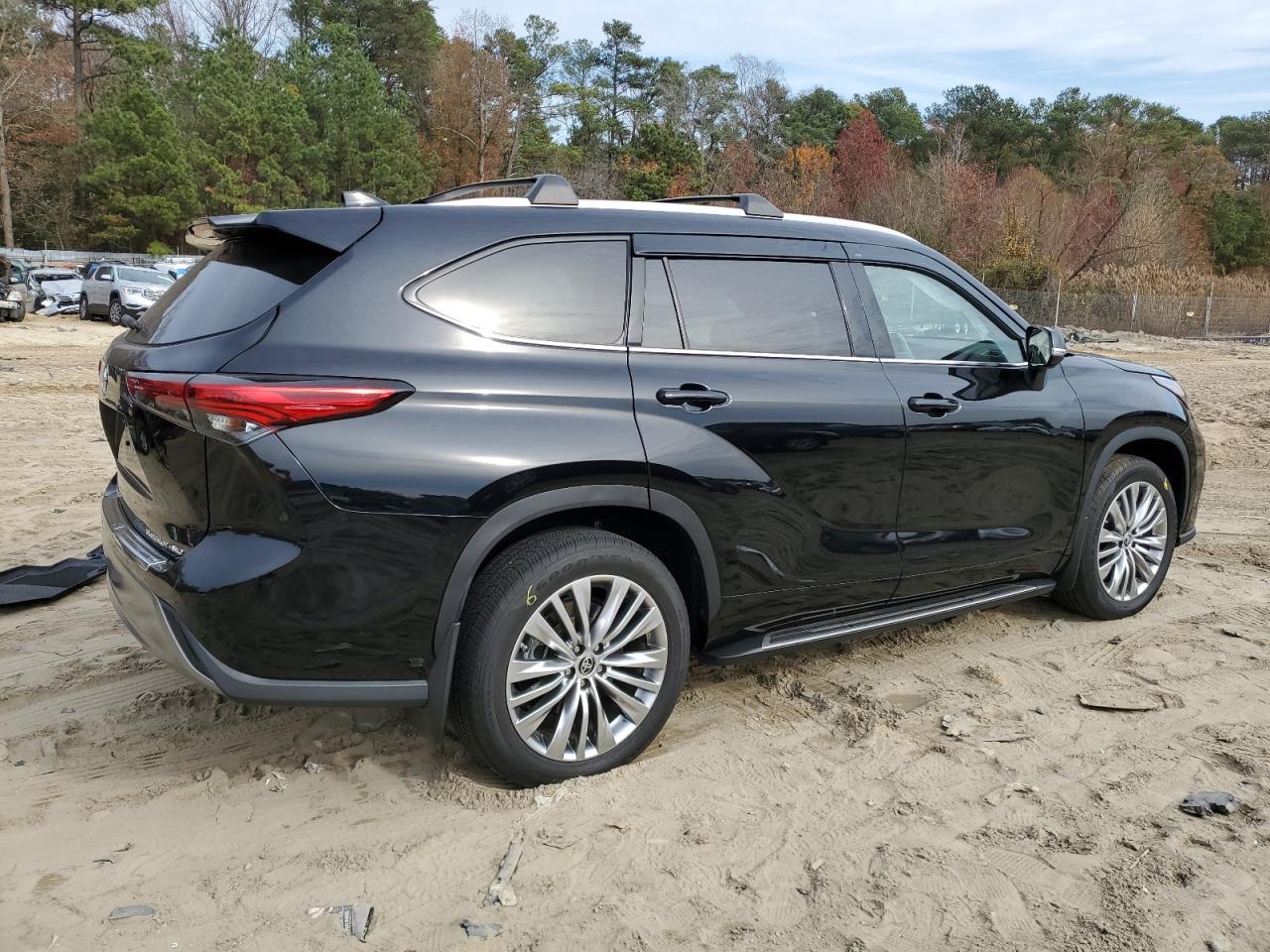 2022 Toyota Highlander - Image 3