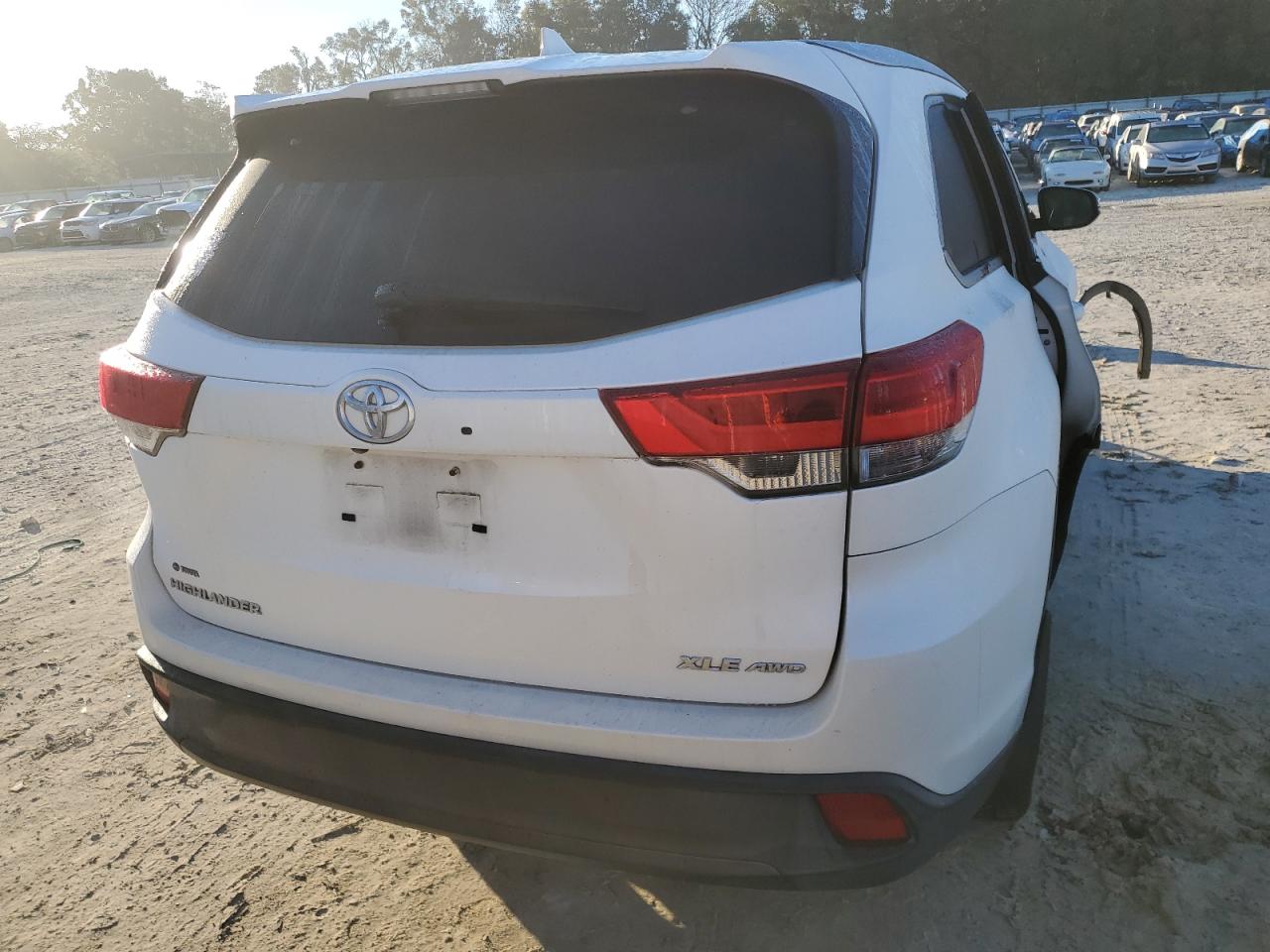 2017 Toyota Highlander - Image 6