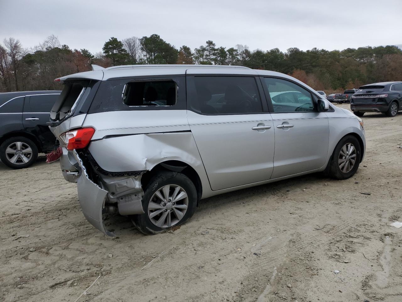 2018 Kia Sedona - Image 3