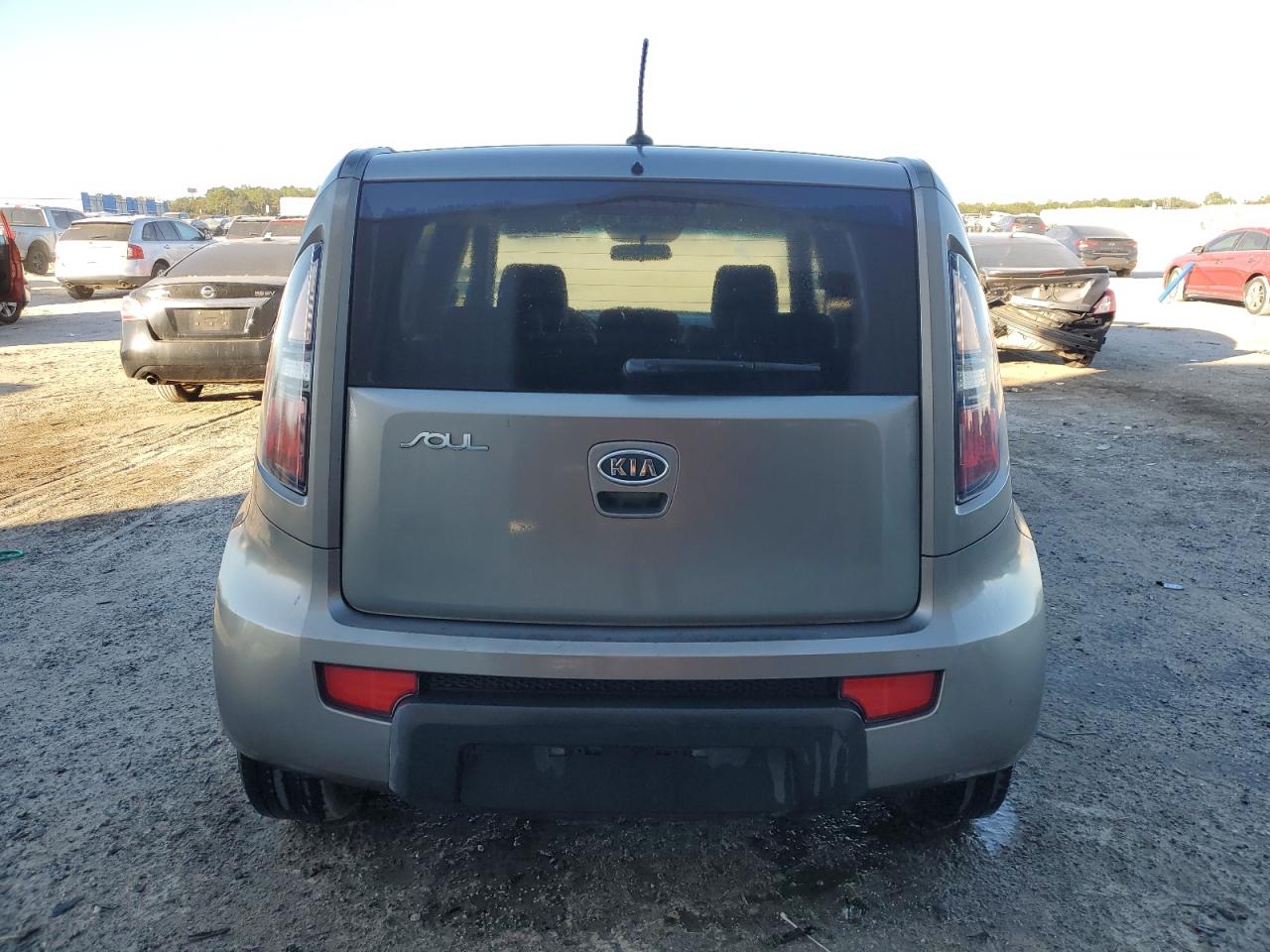 2010 Kia Soul + VIN: KNDJT2A20A7053300 Lot: 82194824