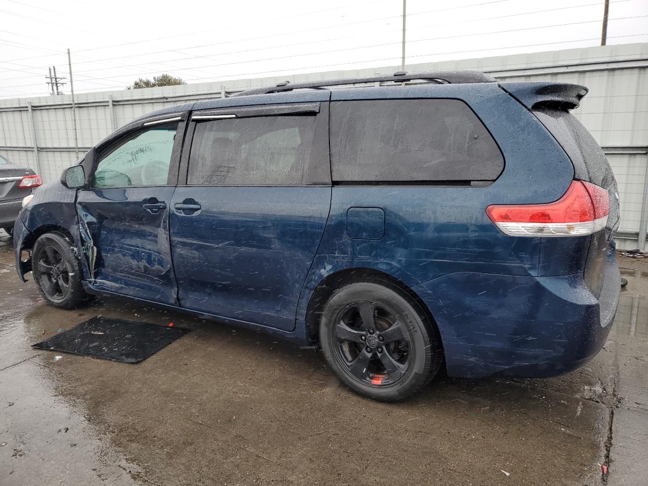 2011 Toyota Sienna - Image 2